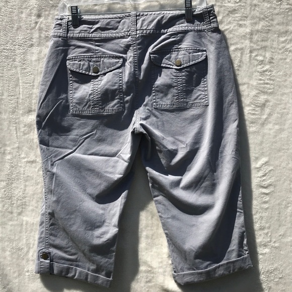 Old Navy Gray khaki capris size 6 - Picture 4 of 8